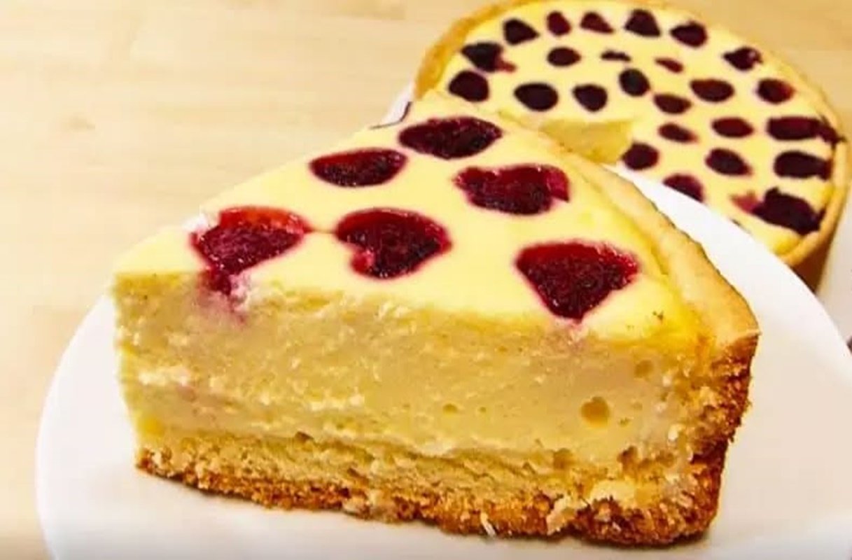 Tartă cu zmeură, incredibil de delicioasă, absolut simplu de preparat. Zmeura parfumată completează brânza cu gustul ei dulce-acrișor, strălucitor și arată foarte frumos