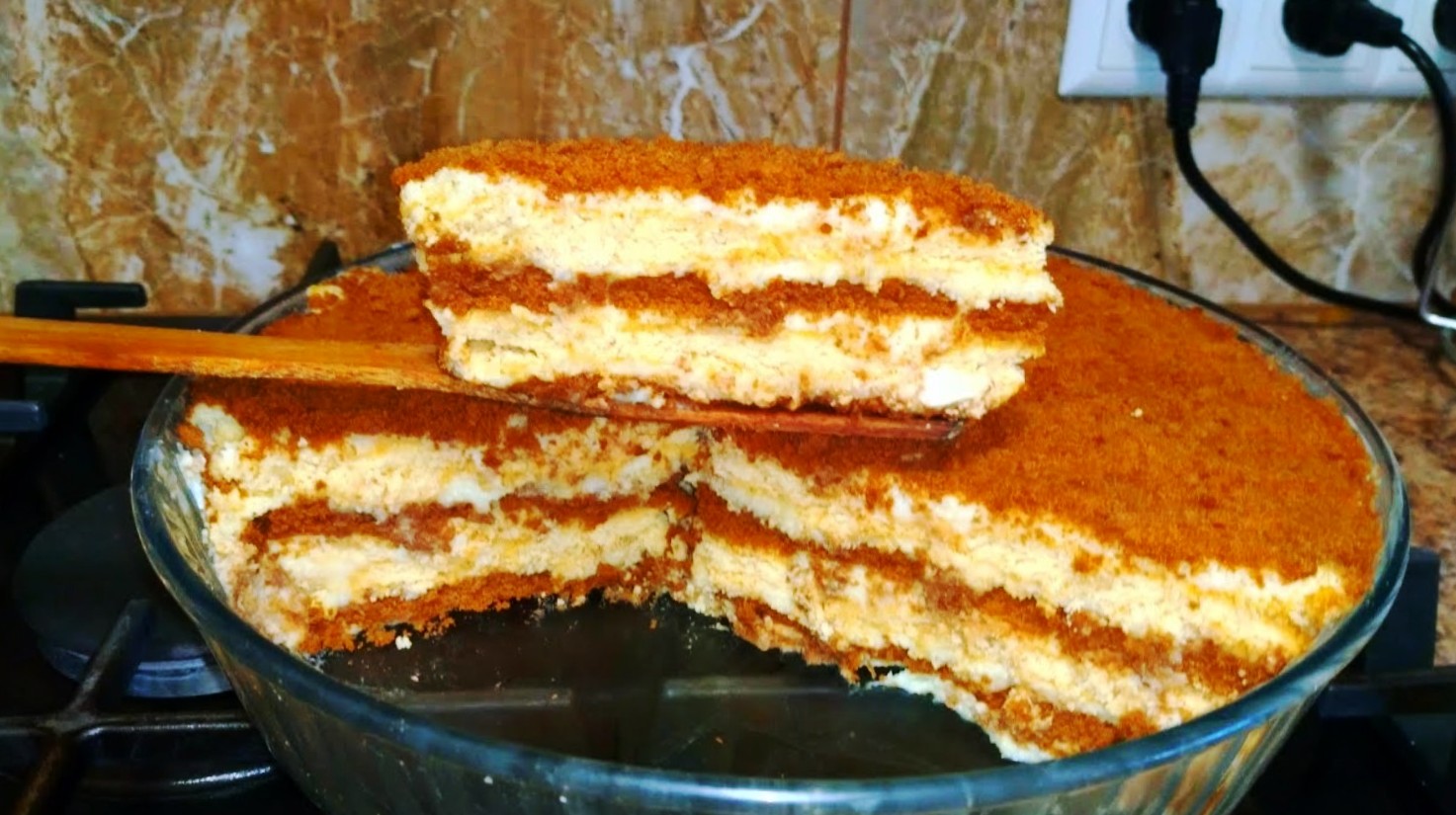 Un tort fără coacere, preparat în 15 minute. Un desert cu lapte și ciocolată, cu o umplutură unică de cremă de vanilie, pentru orice ocazie