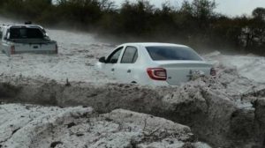 Fenomen neobișnuit. Locul unde mașinile au fost îngropate în grindină de 1,5 metri! Când au ajuns la fața locului, pompierii s-au înspăimântat… Ce a urmat: