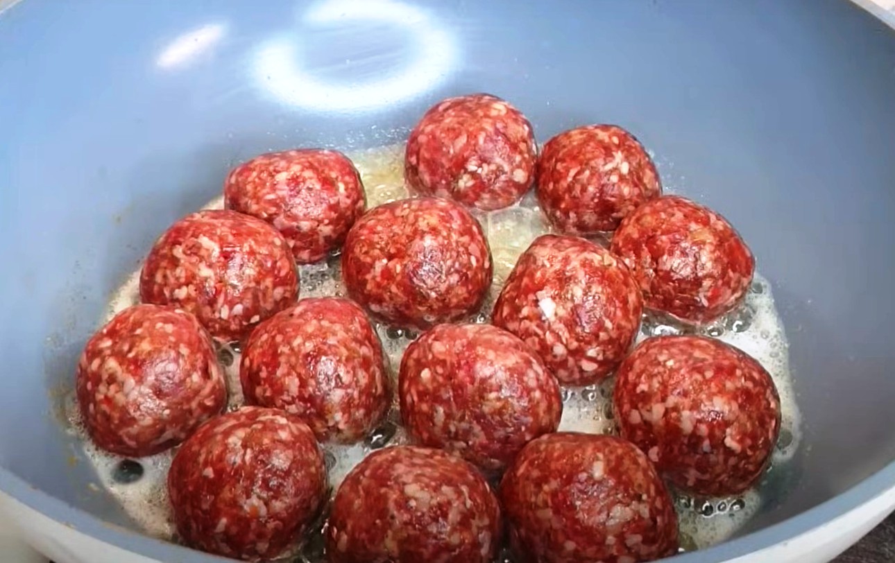 O rețetă delicioasă de cină într-o singură tigaie. O mâncare simplă și consistentă din carne tocată