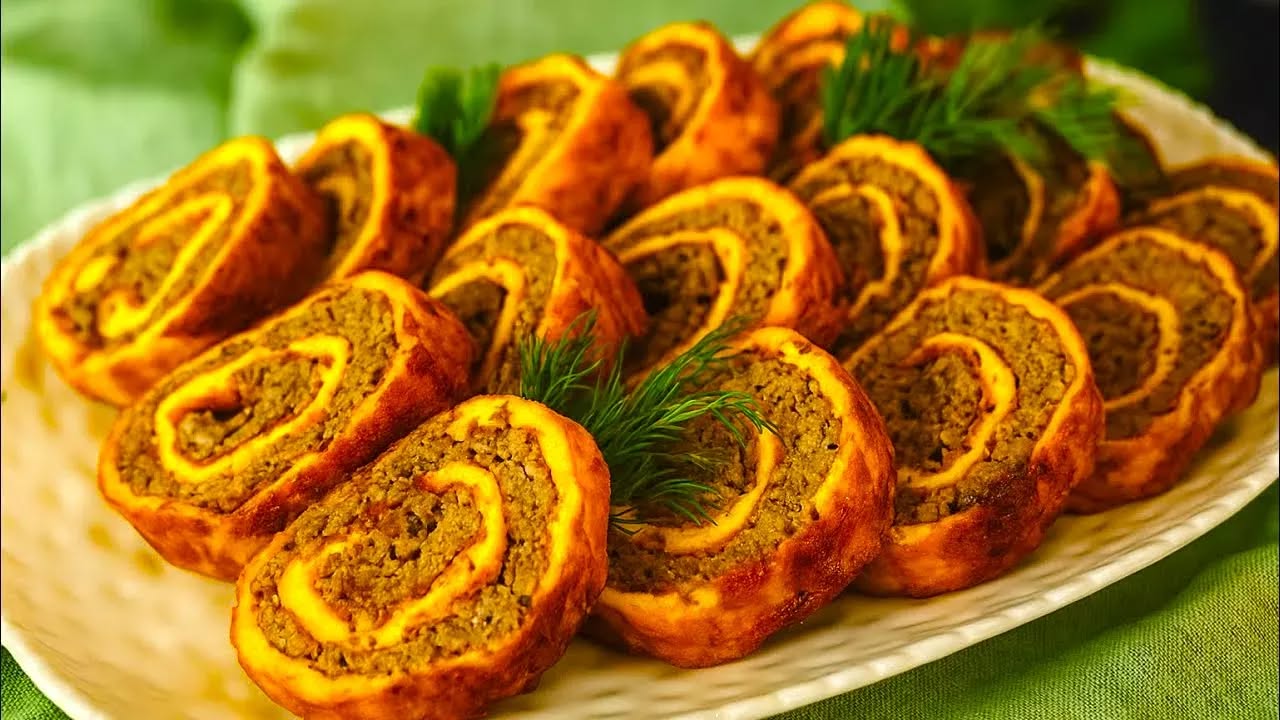 Rulada cu carne și ciuperci, brânză și smântână este un preparat care va cuceri orice gurmand! Este fraged, suculent, aromat și arată pur și simplu festiv. Este ușor de preparat și iese întotdeauna perfect