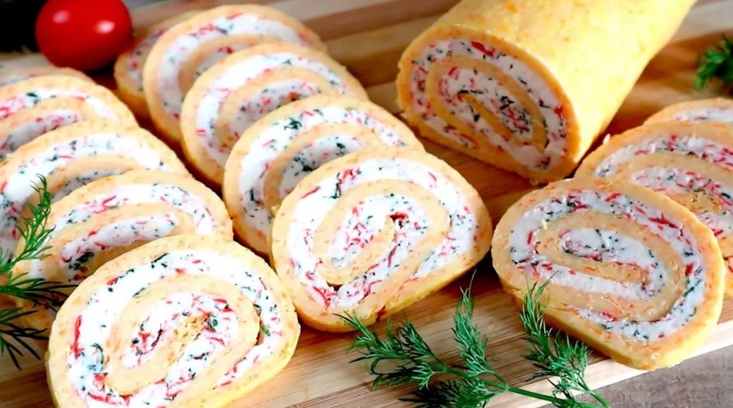 Gustările de sărbători ar trebui să fie originale, frumoase și foarte gustoase. Astăzi vom împărtăși rețeta uneia dintre ele – o ruladă cu brânză și umplutură de bețișoare de crab