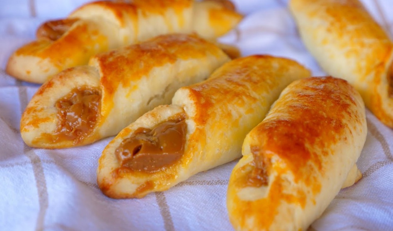 Chifle moi și parfumate cu lapte condensat. O prăjitură delicioasă pentru cei dragi