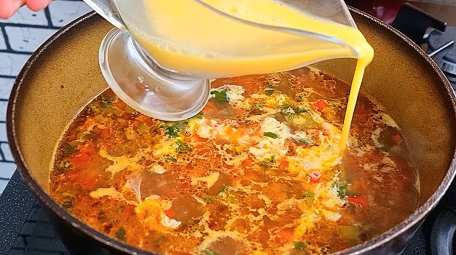 Vrem să oferim o rețetă de supă de pui cu turmeric, ușoară, simplă și rapidă