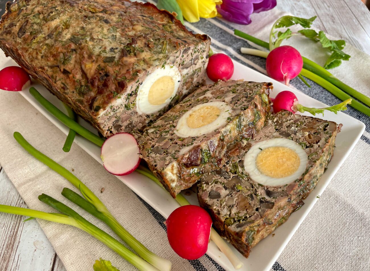 Cătălin Scărlătescu ne-a dezvăluit rețeta specială de drob, moștenită de la bunica lui, tocmai bună acum cănd se aproprie Paștele! Micile trucuri pe care ar trebuie să le știi!