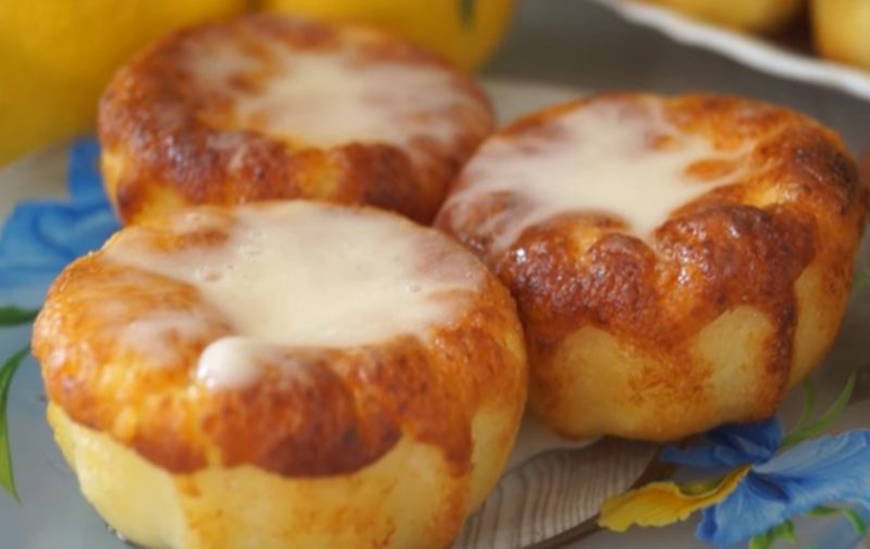 Papanasi în forme de brioșe. Simplu, totul se amestecă și se dă la cuptor