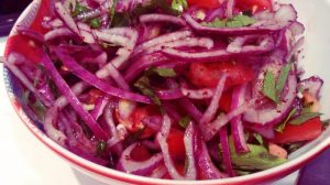 Una dintre cele mai bune Salate pentru slăbit – iată cum se prepară, pas cu pas