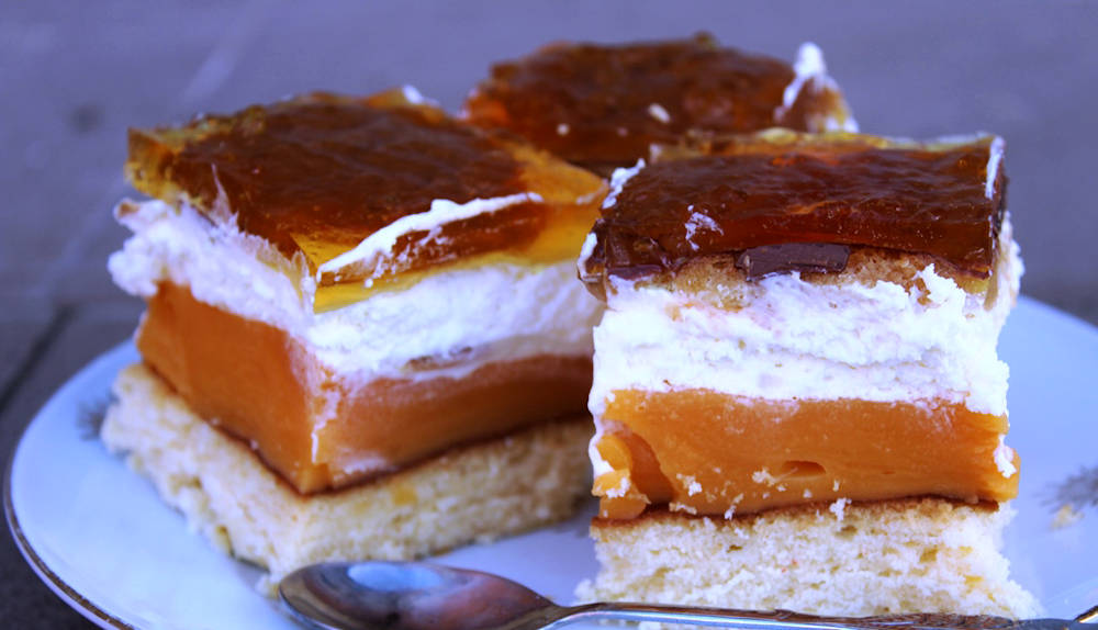 Prăjitură cu jeleu de portocale și budincă – un desert delicios