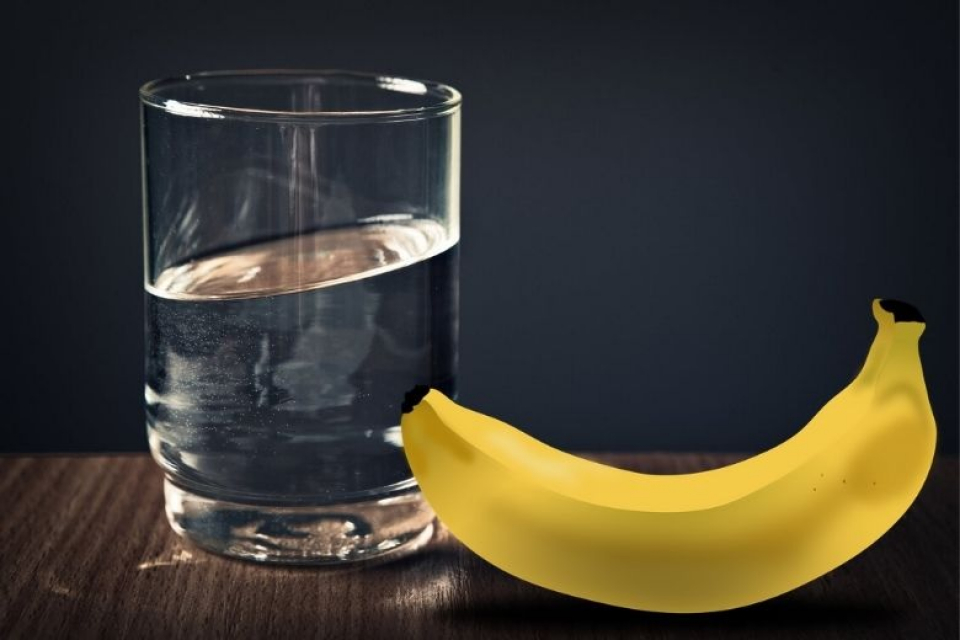 Un pahar de apă caldă și o banană consumate dimineața fac minuni pentru sănătate