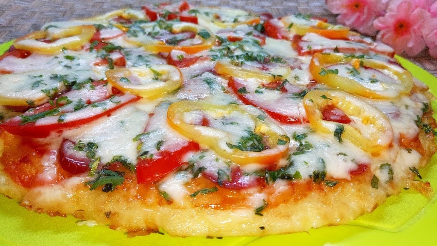 Pizza delicioasă într-o tigaie. Rețetă simplă și rapidă