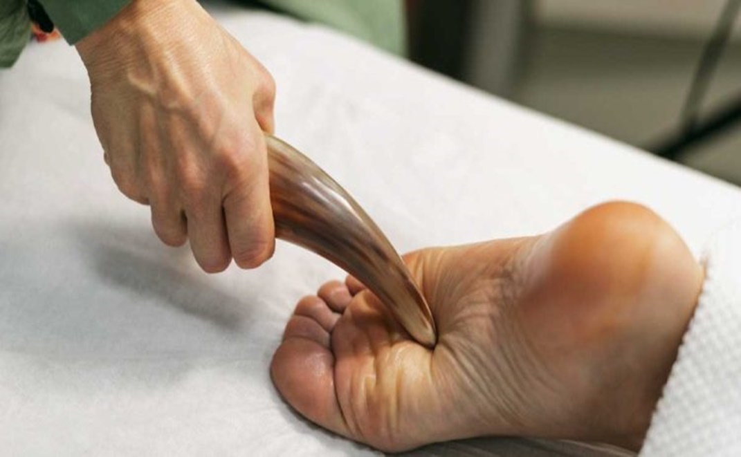 Masajul picioarelor te va ajuta sa scapi de durerea de spate. Trebuie doar sa-ti masezi corect picioarele