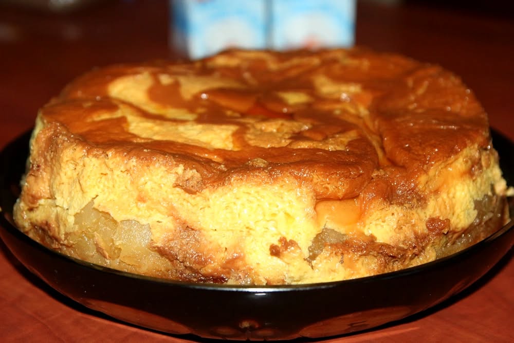 Tort delicios cu mere și cremă de zahăr ars- un desert simplu dar adorat de toți