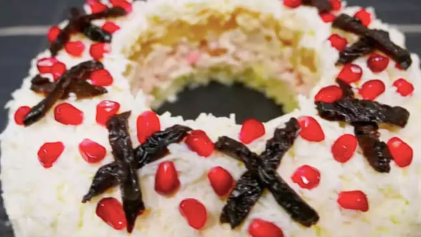 Salată din piept de pui, foarte gustoasă și ușor de preparat. Această capodoperă autentică acasă va captiva pe toată lumea cu gustul și aspectul său