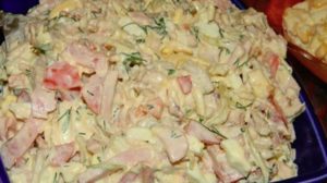 Salată din piept de pui, foarte gustoasă și ușor de preparat