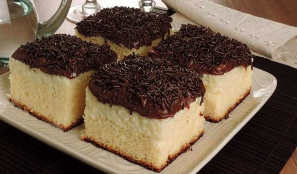 Prăjitură pufoasă cu lapte condensat și ciocolată