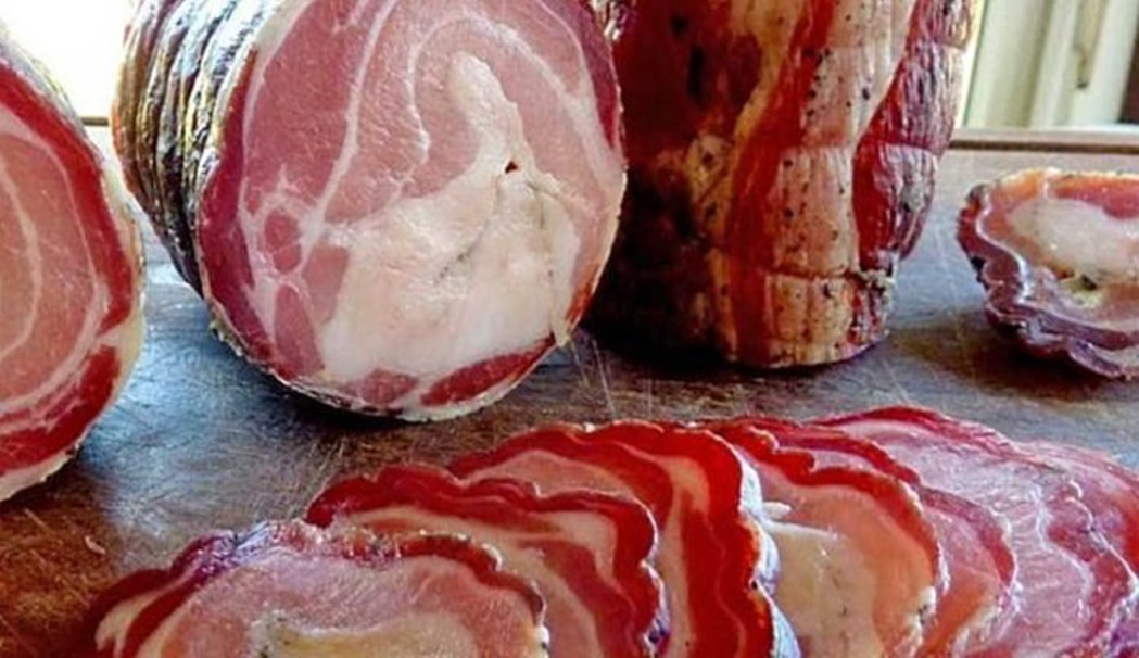 Ruladă din carne de porc, pregătită acasă: suculentă și extrem de gustoasă