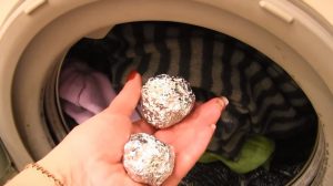 Cum și de ce trebuie să spălați rufele cu ajutorul foliei de aluminiu? O metodă grozavă și foarte utilă!