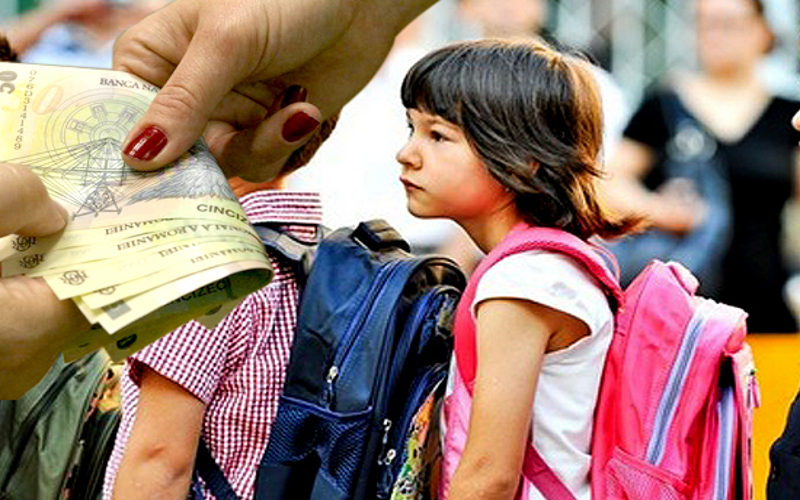 Stop cadourilor în şcoli. Un ONG vrea ca părinţii să nu mai dea bani pentru cadouri la profesori. Va exista o linie telefonică pentru reclamarea abuzurilor