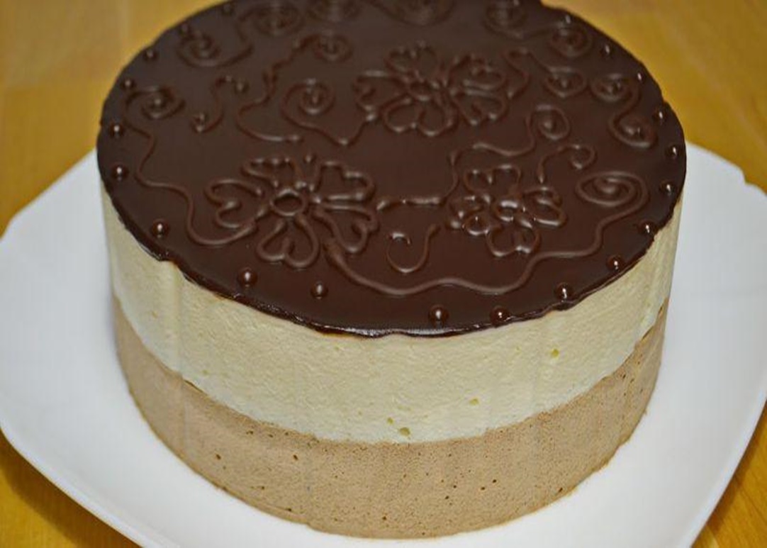 Prăjitură cu lapte de pasăre cu cremă și ciocolată, se topește literalmente în gură. Cele două tipuri de cremă sunt completate perfect de gustul delicat de ciocolată