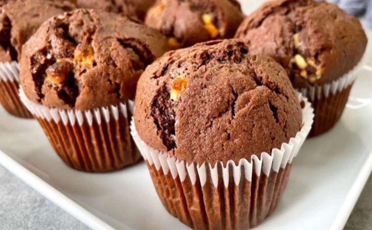 Brioșe moi, ușoare și foarte delicioase cu bucăți de ciocolată albă! Am amestecat totul și le-am trimis la cuptor – totul este simplu și accesibil