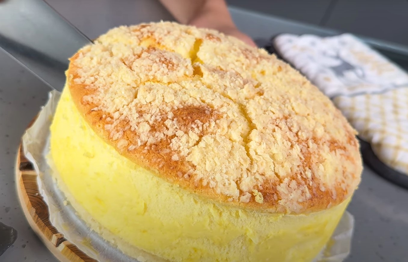 Plăcintă cu smântână „Pentru a mulțumi pe toată lumea.” Nimeni nu o refuză aici: simplă și delicioasă