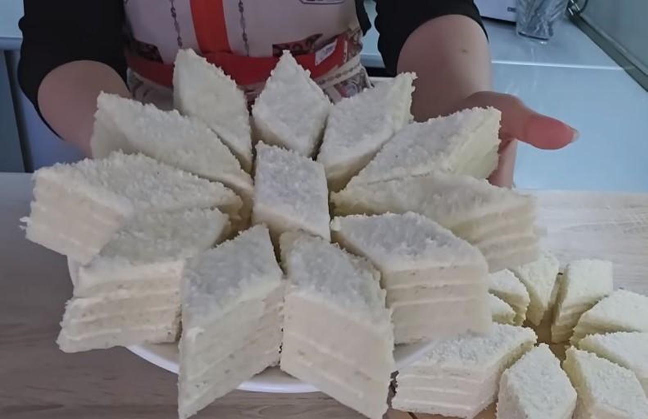 Prajitură Albă ca Zăpada cu gust ca în copilărie, cu vanilie, lapte condensat si presarată cu fulgi de cocos