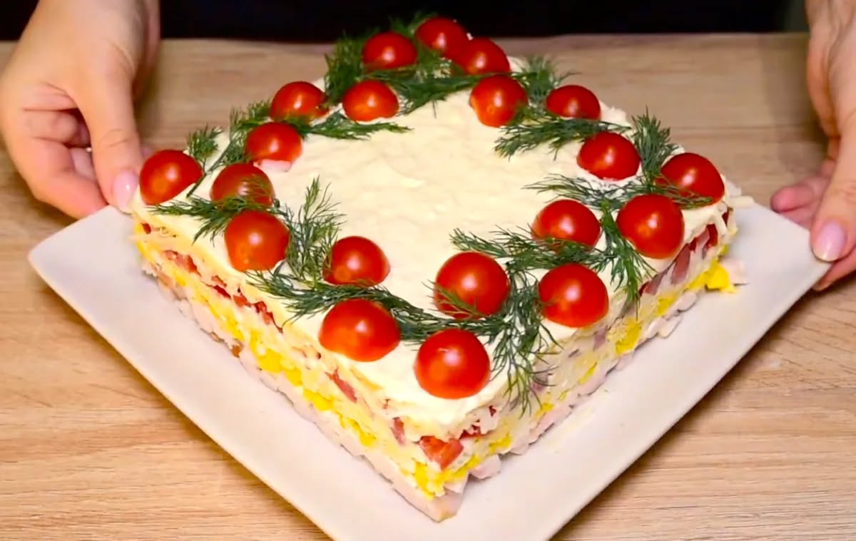 Salată în straturi nemaipomenit de gustoasă “Original”. Mereu dispare prima de pe masă!