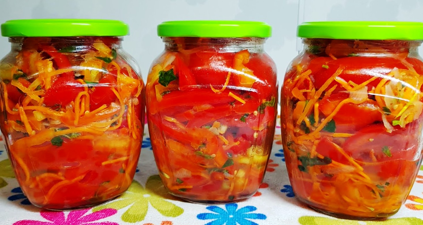O mătușă din Moldova m-a învățat să fac o salată „Roșii cu sos de ceapă”