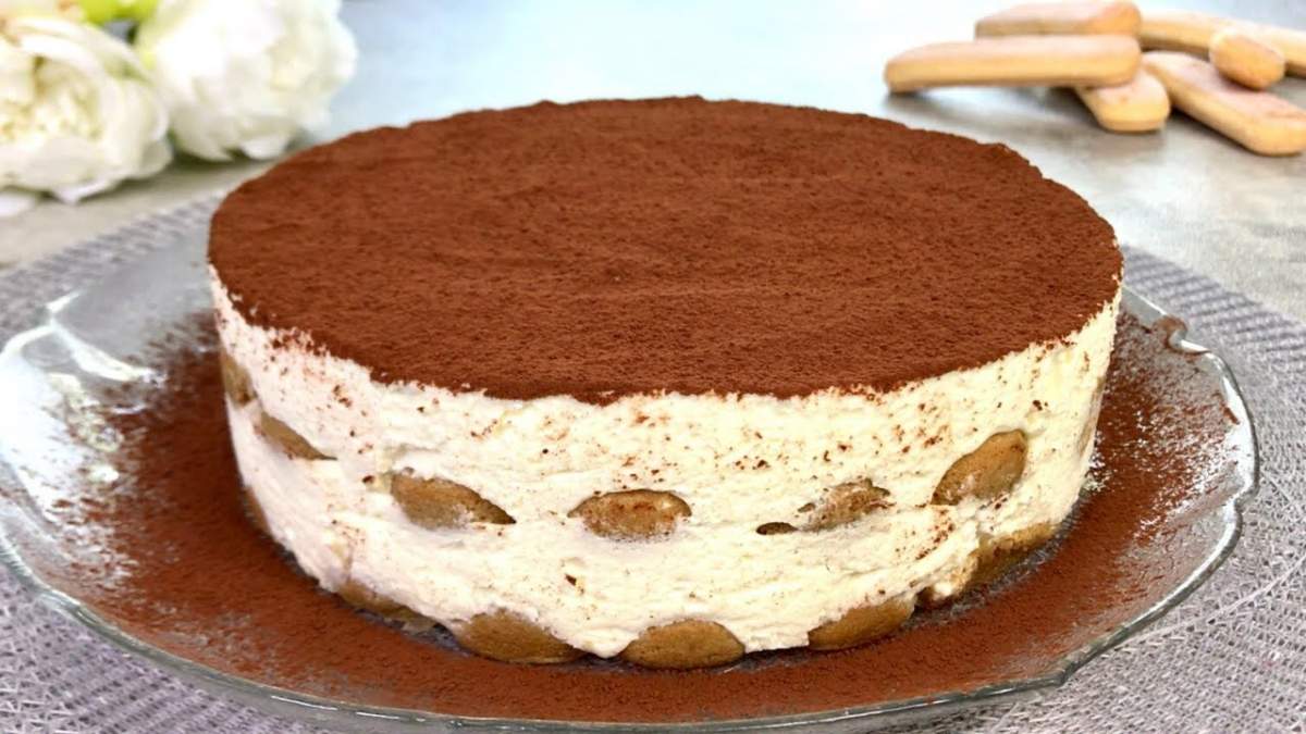 Pentru prepararea acestui tort minunat veți avea nevoie doar de biscuiți, smântână și banane