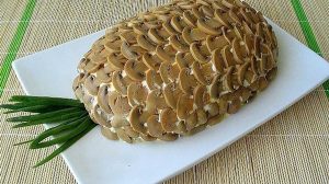 Salată stratificată “Ananas” – o gustare spectaculoasă, care va înfrumuseța orice masă!