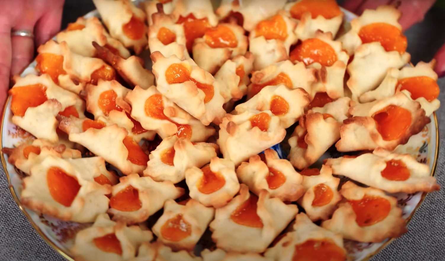 Fursecuri cu dulceață de caise, făcute în casă. Potrivite pentru o familie numeroasă: coapte în 15 minute