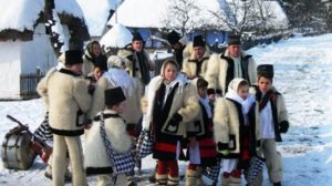 Vin colindatorii… A venit şi-aici Crăciunul, Să ne mângâie surghiunul… Colinde romanesti pentru toti romanii dar mai ales pentru alinarea dorului celor plecati departe de tara