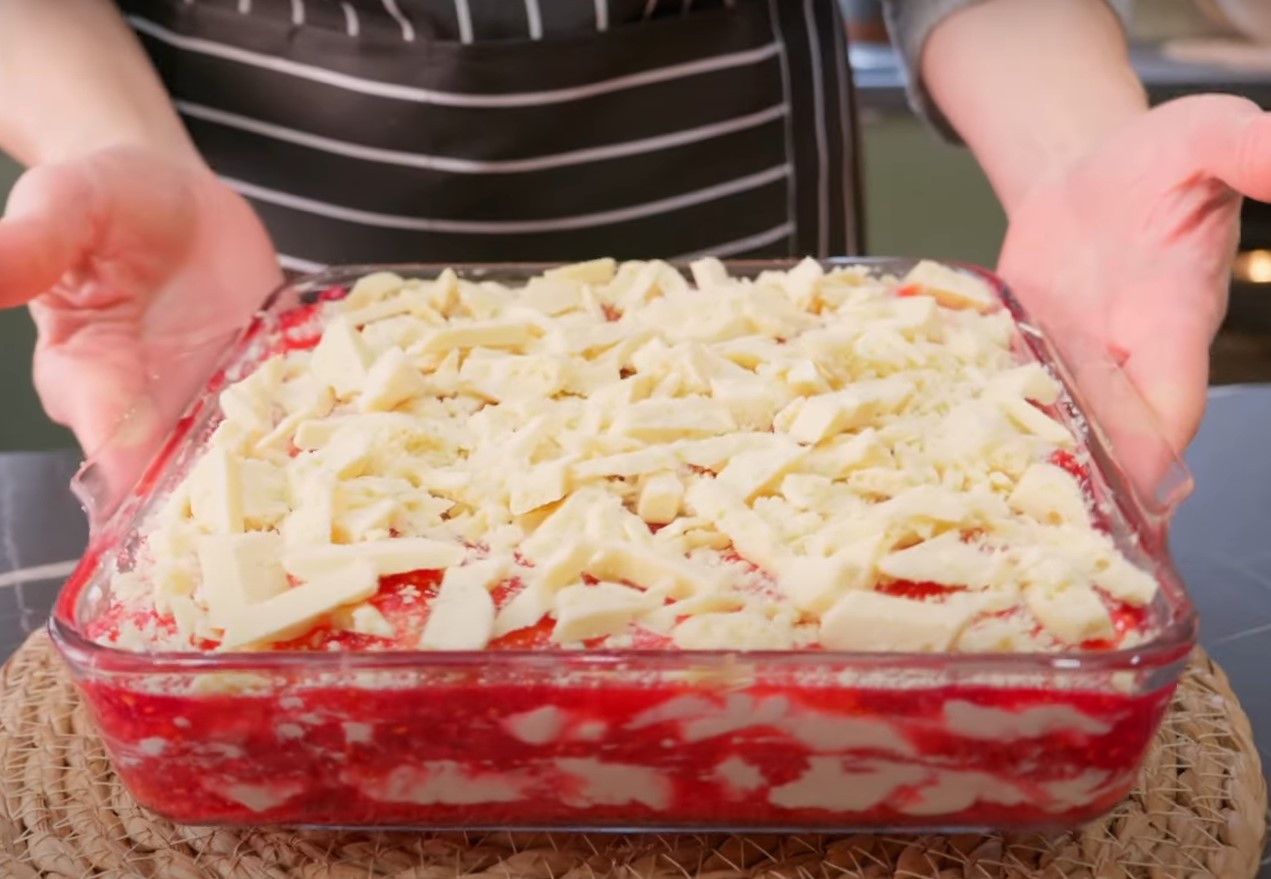 Plăcinta cu zmeură este una dintre cele mai delicioase și ușor de preparat dulciuri, combinând textura crocantă a unui fursec cu bogăția acrișoară a zmeurei proaspete