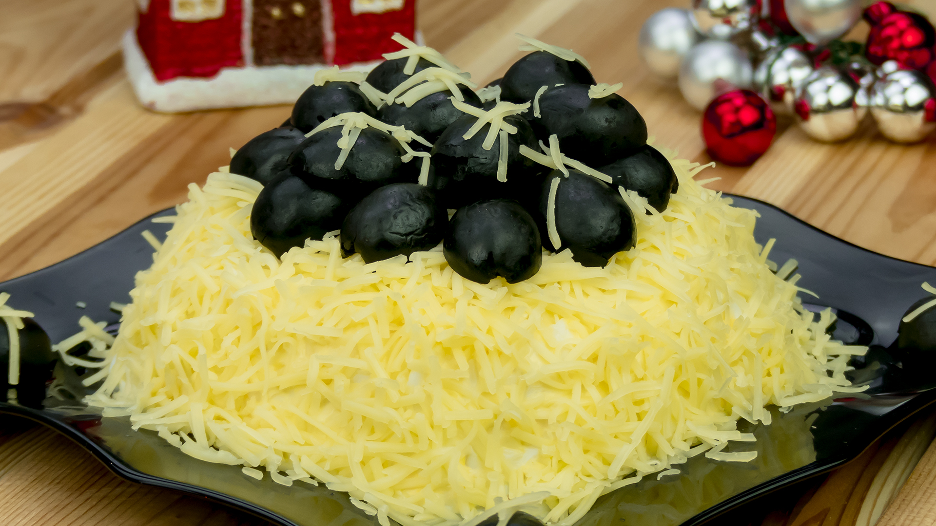 Este salata nr. 1 pentru masa de Revelion și se numește: ”Perle negre pe zăpadă”!
