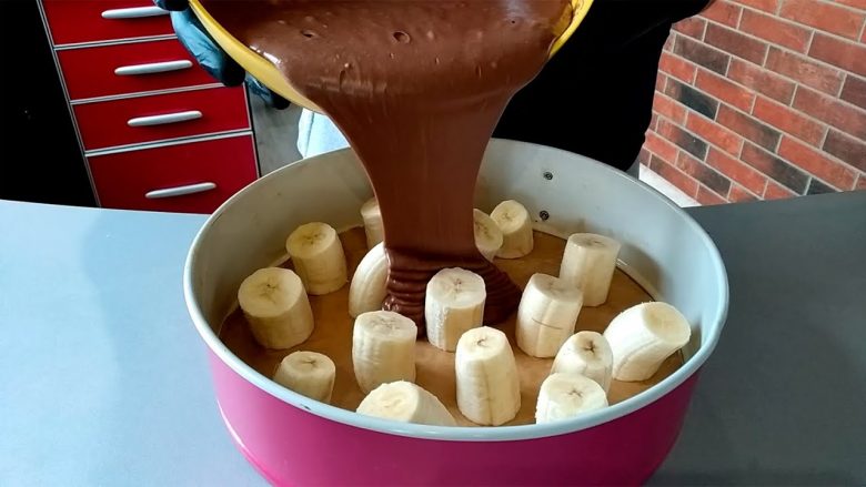 Tort de ciocolată cu banane – doar turnați aluatul peste banane și veți obține un desert de neuitat!
