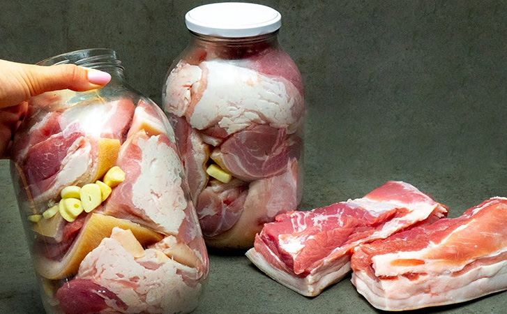 O rețetă universală de conservare a carnii la borcan. Fără prăjire, fierbere sau coacere: tot sucul este reținut