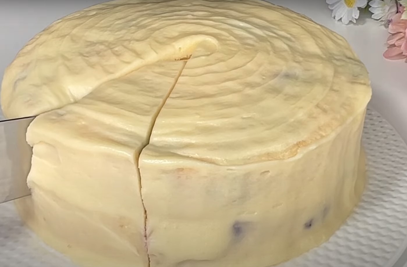 Tort cu afine și glazură de lămâie și cremă de brânză. Un desert de casă pentru a impresiona prietenii și familia