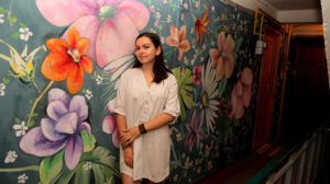 Eleva care a pictat scara blocului în Brăila. Opere de artă, în locul pereților cu var alb scorojit