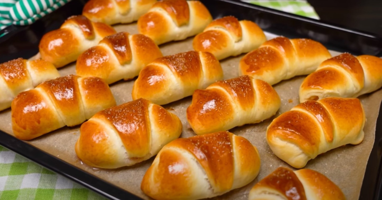 Aceste croissante dulci cu umplutură de mere sunt aurii-maronii, usor de făcut, delicioase și pufoase
