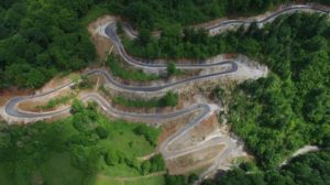 Drumul spectaculos, recent inaugurat, la fel de frumos ca Transalpina sau Transfăgărăşan. Şoseaua a fost săpată în munte