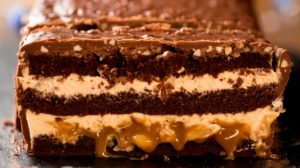 Tort de ciocolată – Snickers uriaș!