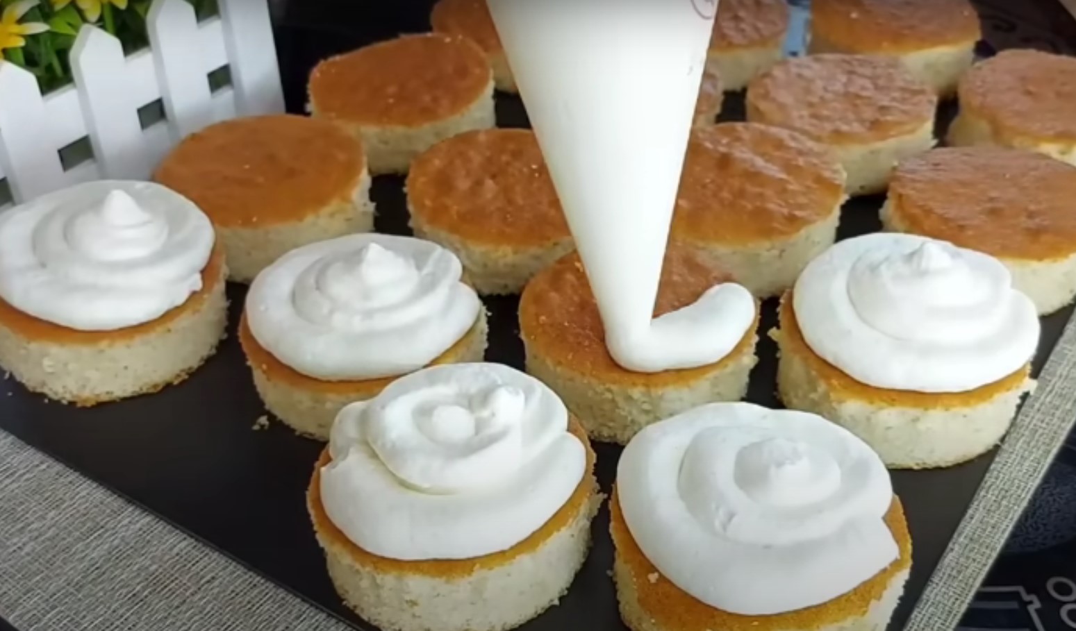 „Tandrețea” Pandișpanul moale, crema care se topește în gură și textura delicată creează senzația unui desert rafinat, făcut cu dragoste