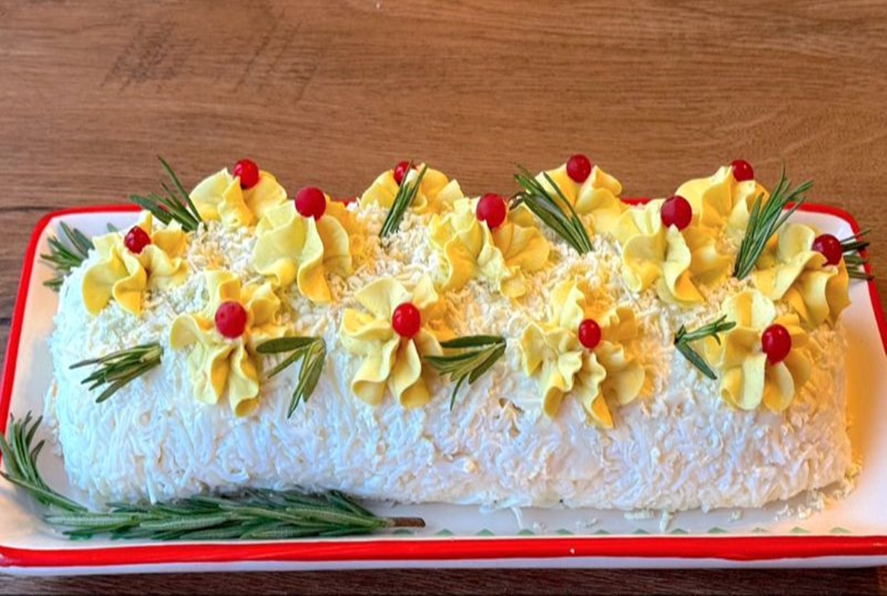 O rulada aperitiv, o reinterpretare a unei salate celebre… delicioasă si aspectoasă care poate fi vedeta pe masa de sărbătoare