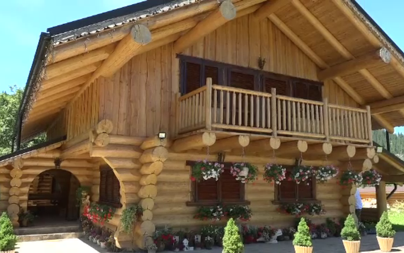Casele bucovinene din lemn, comandate în toată Europa. Costă doar 20.000 de euro