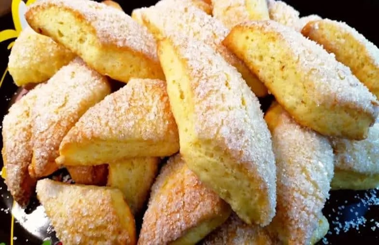 Cea mai rapidă și ușoară rețetă de fursecuri! Sunt ușoare, moi în interior, cu o crustă delicioasă de zahăr. Nu sunt complicate de preparat și întotdeauna cu un rezultat excelent!