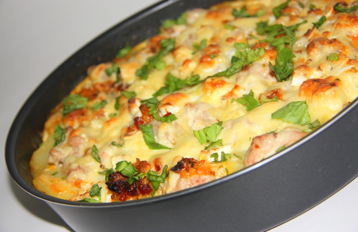 Cartofi la cuptor, cu piept de pui și cașcaval – Rețetă savuroasă gata în 30 de minute