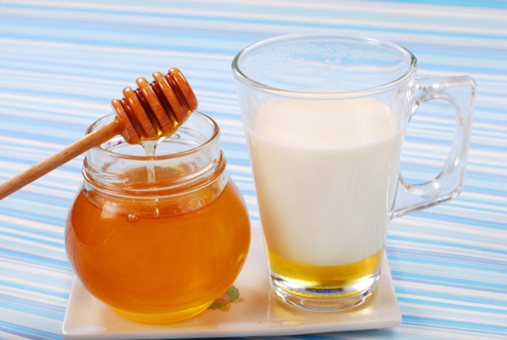 9 beneficii importante al laptelui cald cu miere