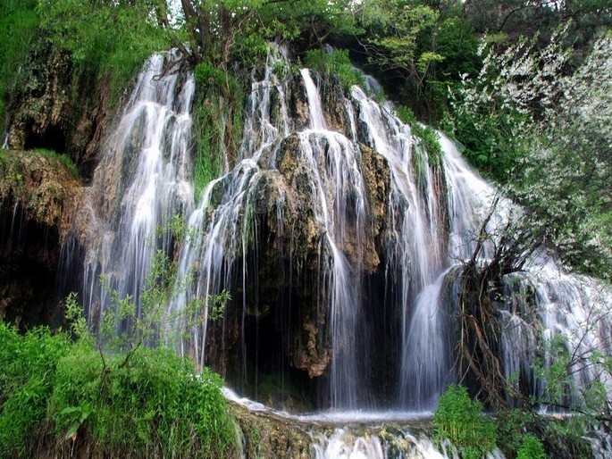 Un loc unic în Europa!! Cascada cu apa termala care își schimba mereu culoarea se afla in Romania