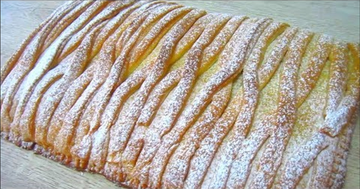 Prăjitură aspectuoasă cu mere – un desert ce merită toate laudele!