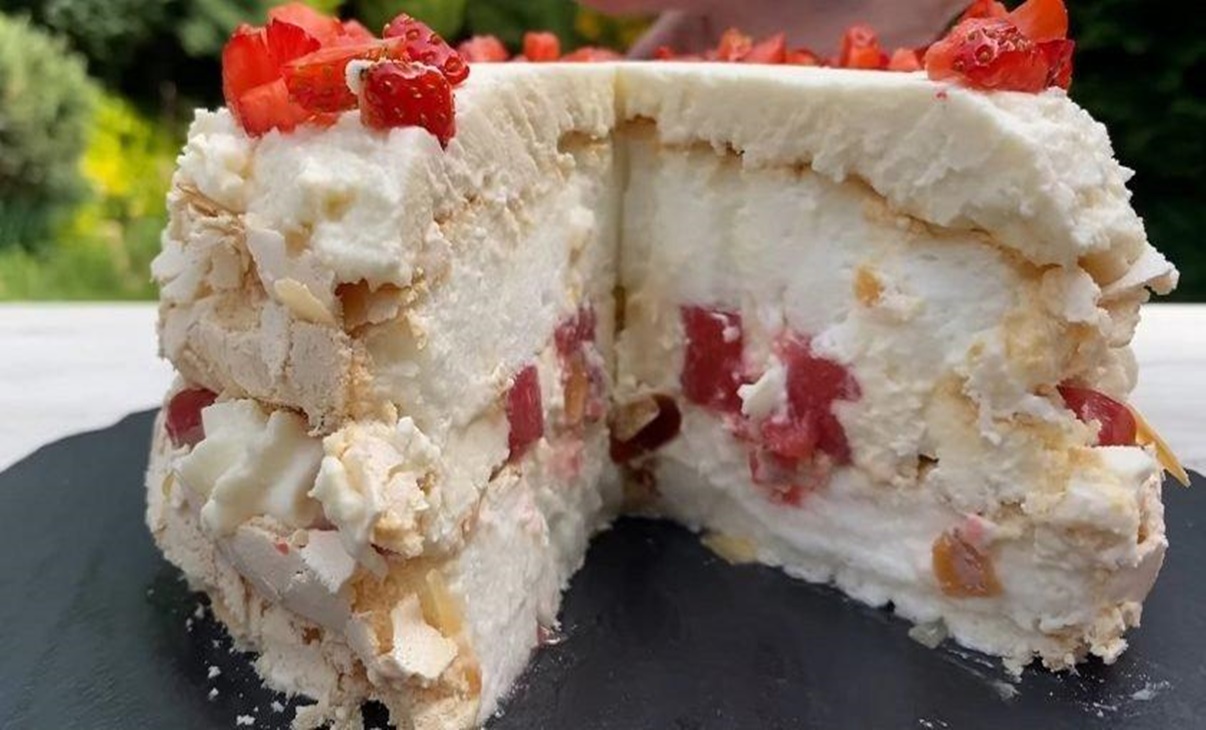 Această prăjitură pe bază de căpșuni cu bezea este foarte frumoasă, incredibil de gustoasă, fără gluten, ușor de preparat